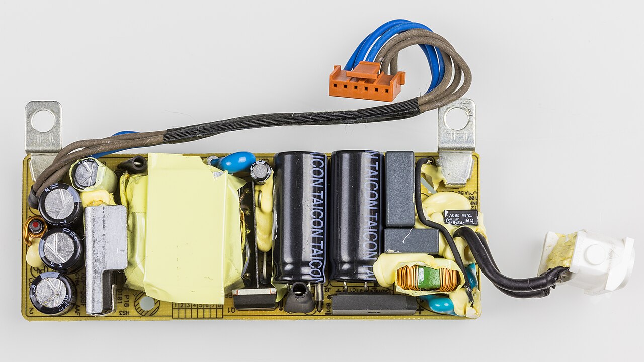 circuit board electronics (foto: Raimond Spekking / CC BY-SA 4.0, Wikimedia Commons)
