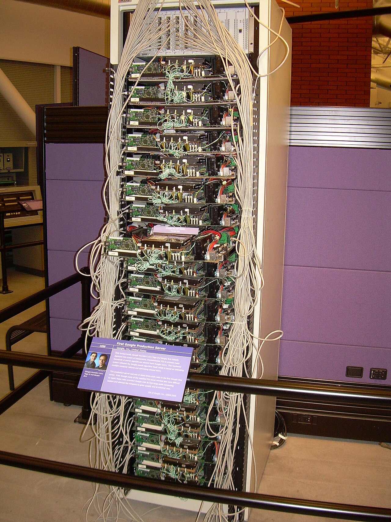 computer server (foto: Carlo Nardone from Roma, Italy / CC BY-SA 2.0, Wikimedia Commons)