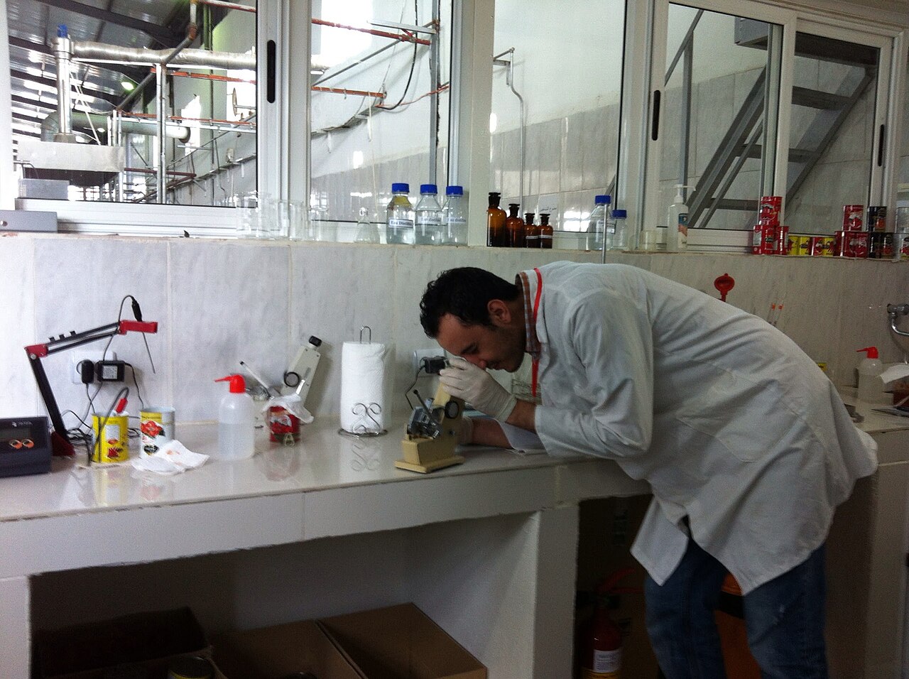 laboratory science (foto: Bilal.djeghout / CC BY-SA 4.0, Wikimedia Commons)