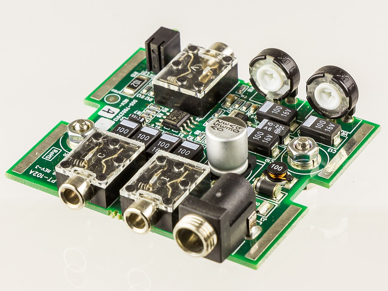 circuit board electronics (foto: Raimond Spekking / CC BY-SA 4.0, Wikimedia Commons)