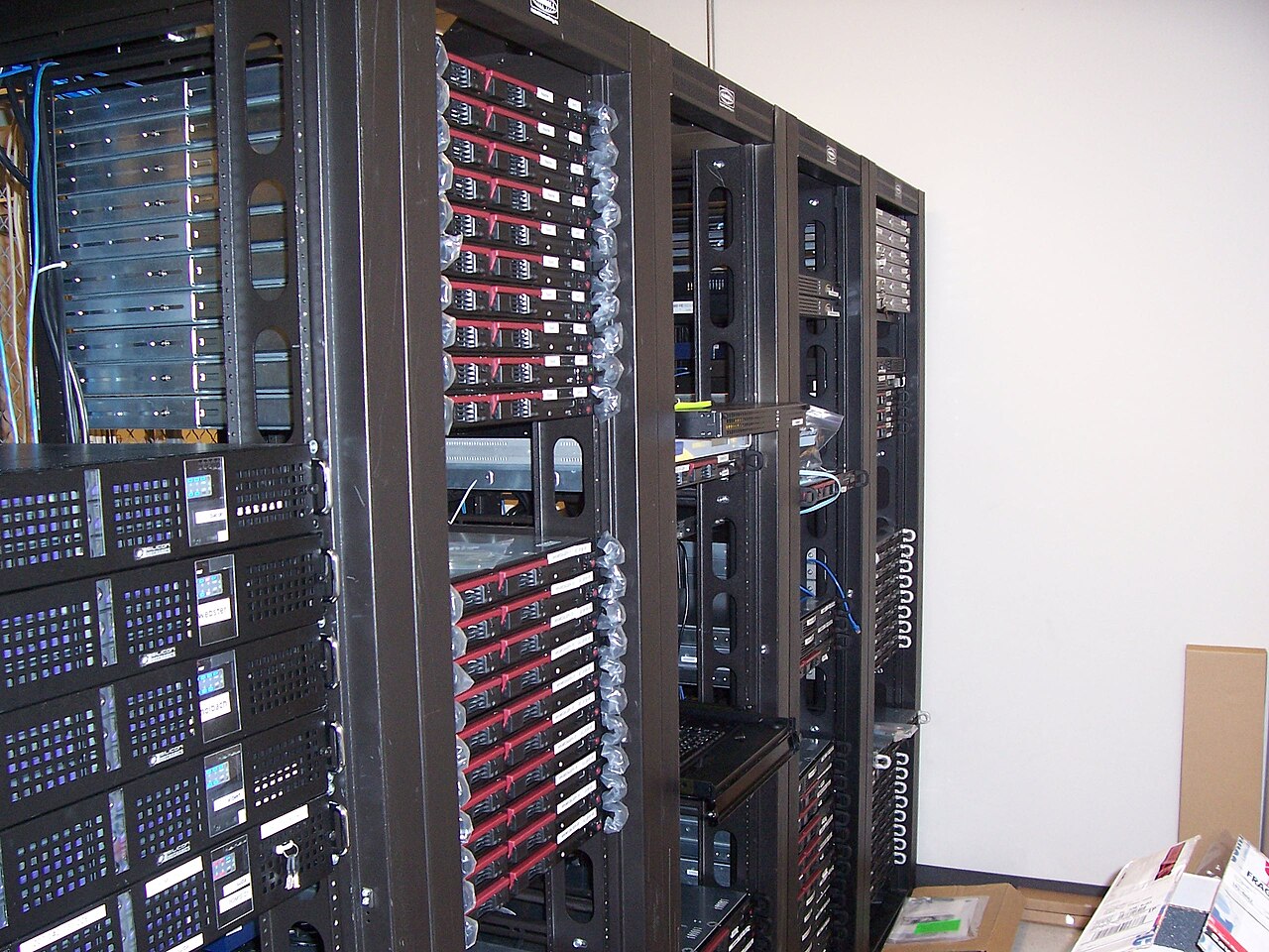 computer server (foto: No machine-readable author provided. SolarKennedy~commonswiki assumed (based on copyright claims). / Public domain, Wikimedia Commons)