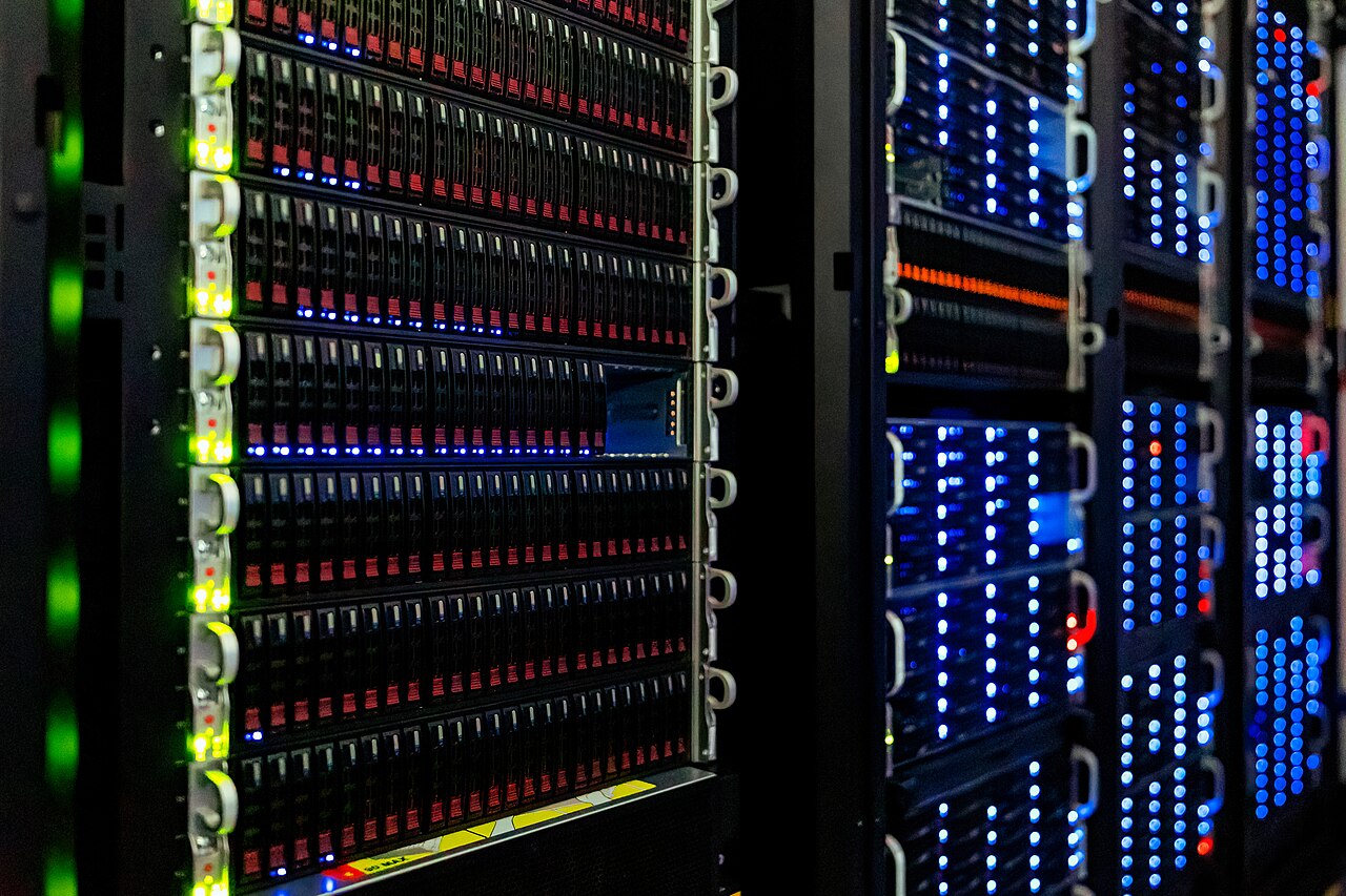 computer server (foto: NOIRLab/NSF/AURA/T. Slovinský / CC BY 4.0, Wikimedia Commons)