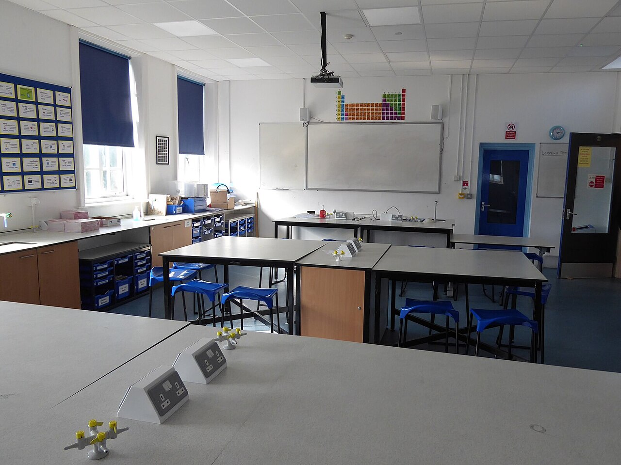 laboratory science (foto: Adrian Taylor / CC BY-SA 2.0, Wikimedia Commons)