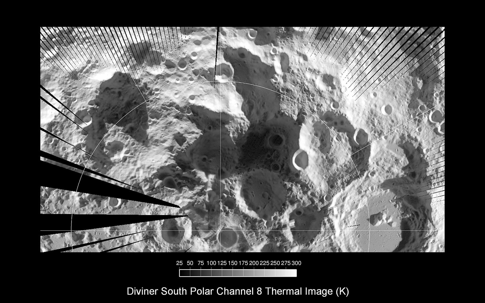 Mosaico orbital de la región polar sur de la Luna con cráteres profundos y sombras muy alargadas