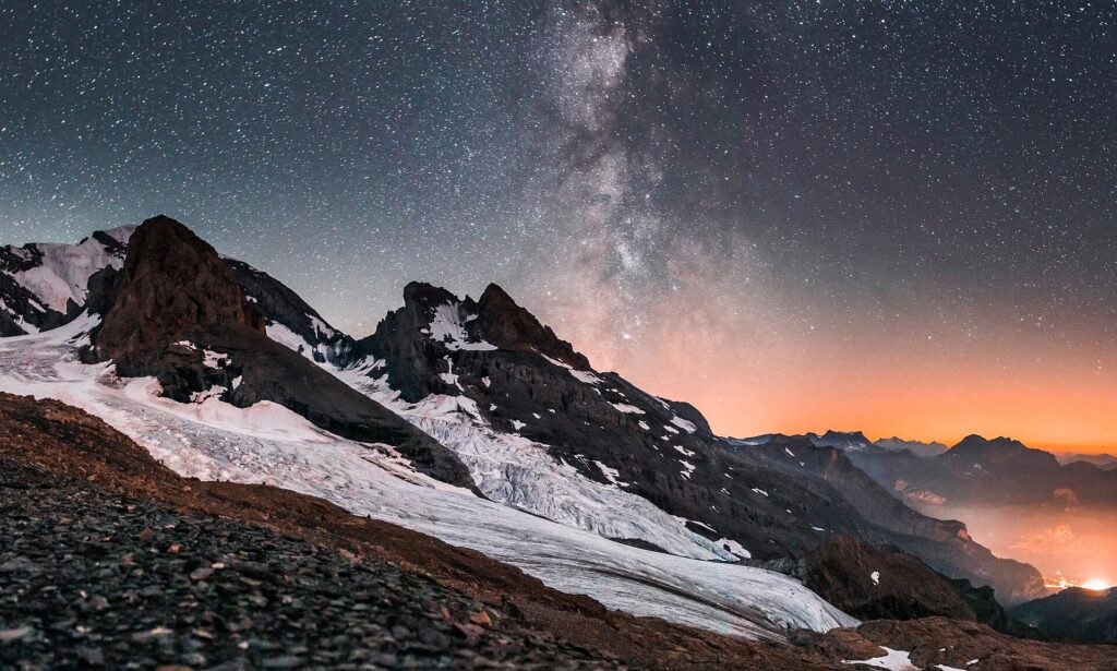 Banda de la Vía Láctea sobre un horizonte de montañas oscuras sin luces artificiales