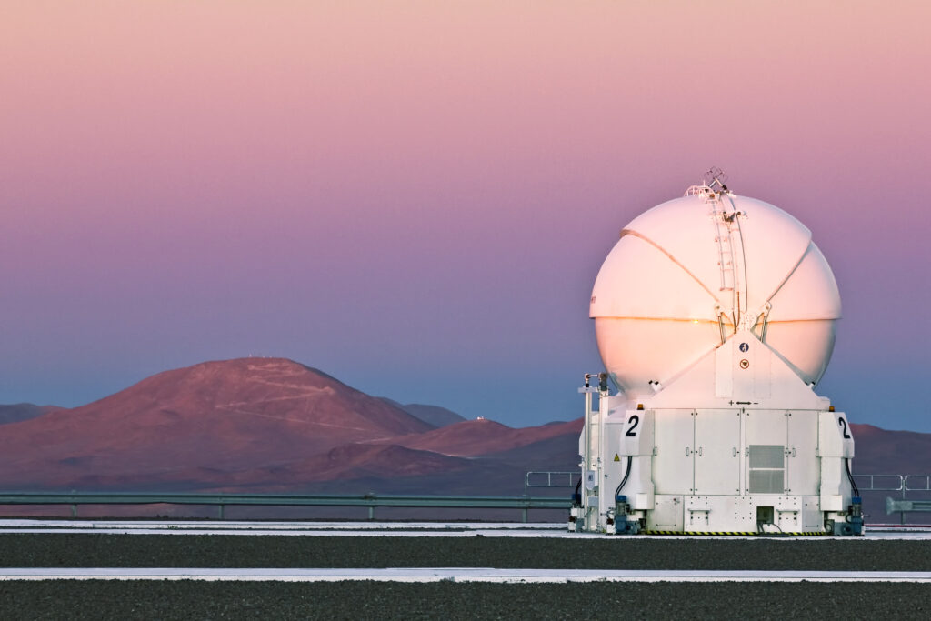 Cima despejada del cerro en pleno desierto de Atacama bajo un cielo completamente limpio
