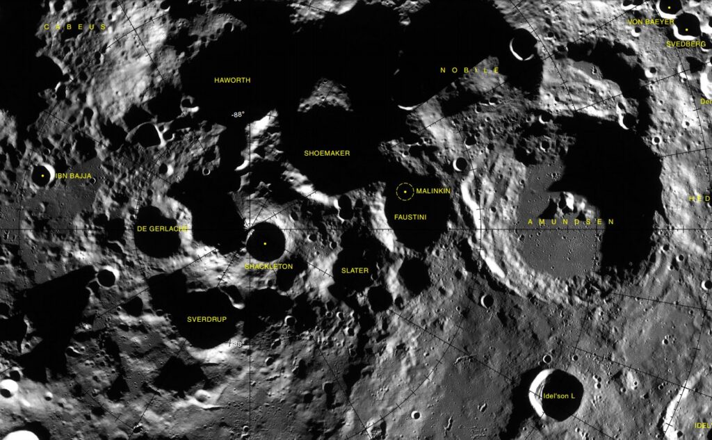 Cráter circular de bordes elevados en la región polar lunar con el fondo completamente en sombra