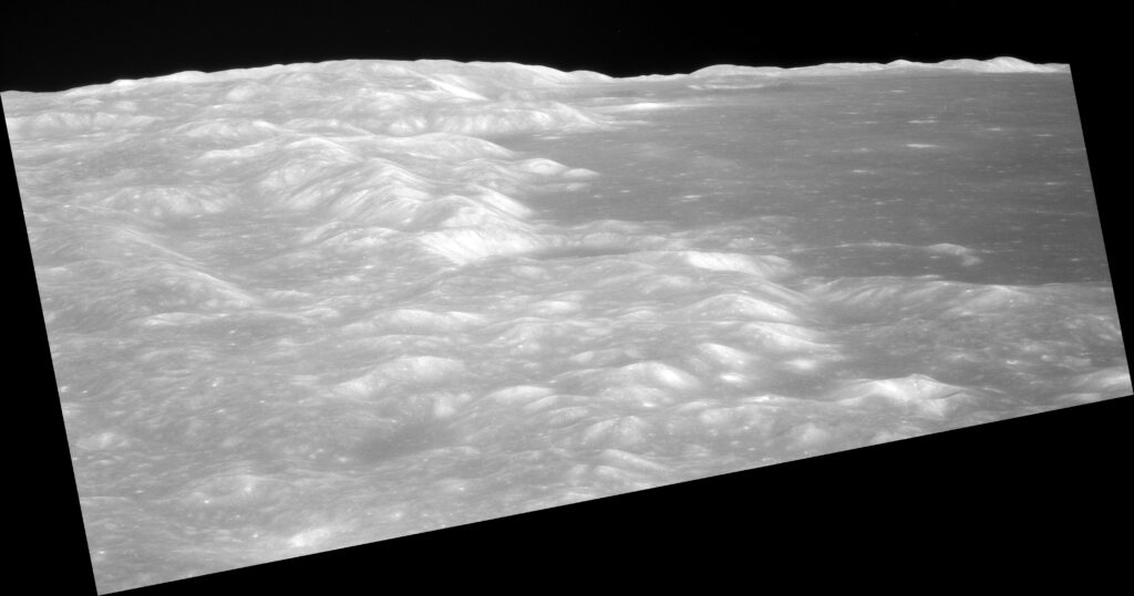 Llanura oscura de basalto en la superficie lunar rodeada de terreno claro y cráteres