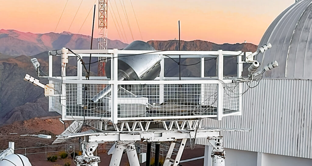 Pequeño fotómetro de mano usado para tomar lecturas del brillo del cielo nocturno