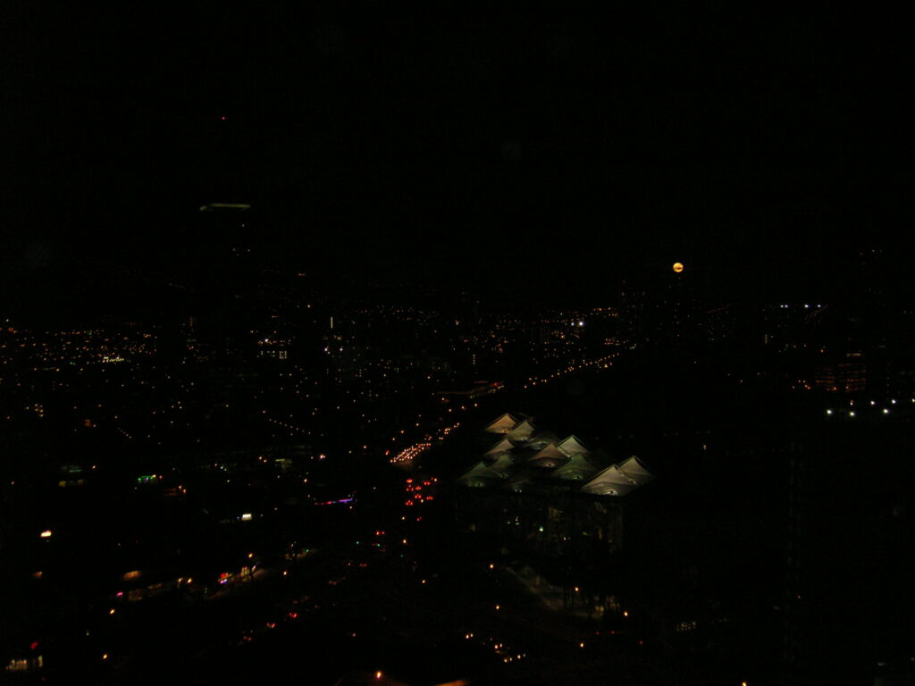 Vista nocturna de una ciudad iluminada con el trazado de sus calles marcado por las farolas