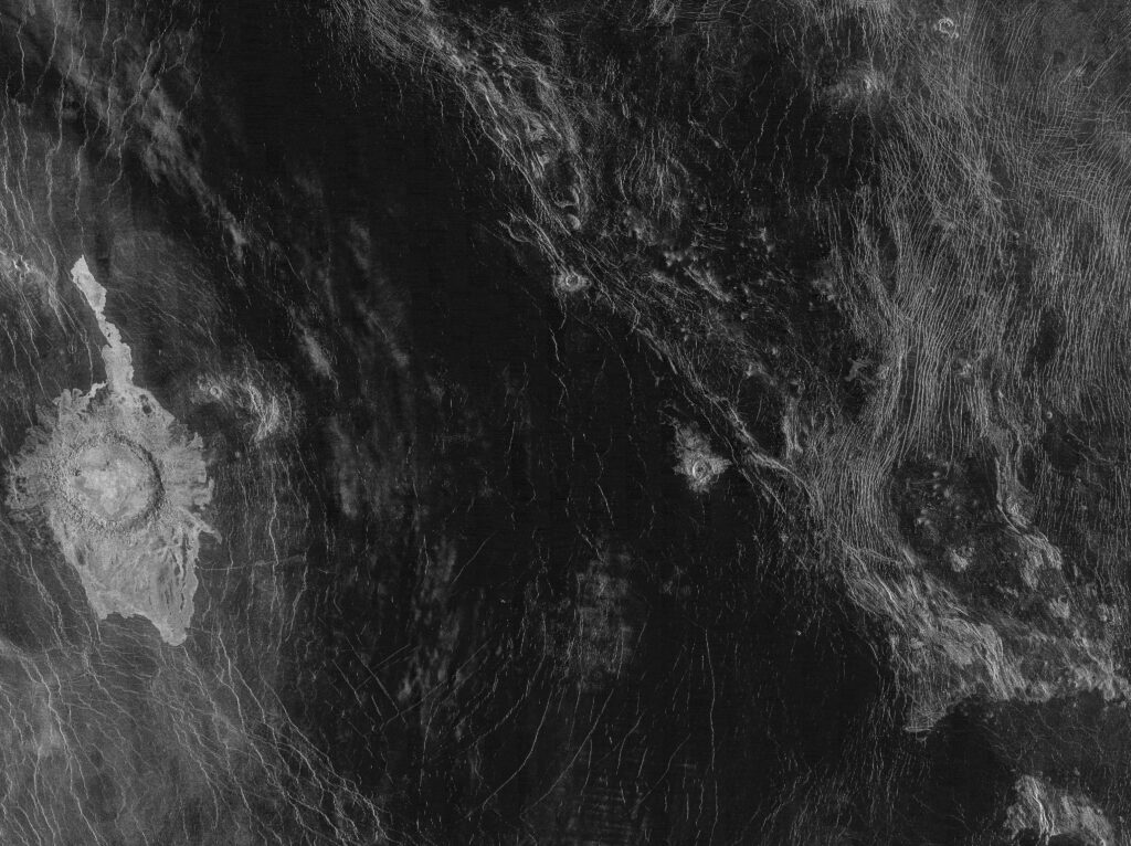 Imagen de radar de terreno venusiano muy plegado con crestas cruzadas en varias direcciones