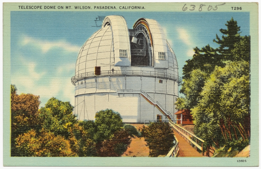 Cúpula de observatorio abierta durante la noche con el cielo estrellado detrás