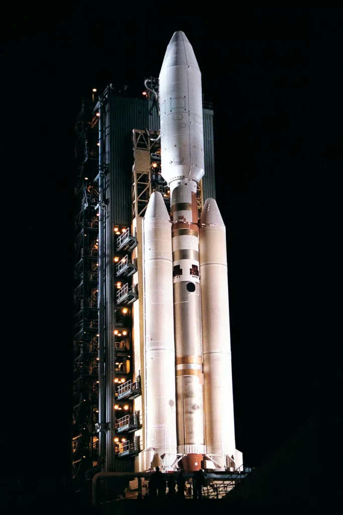 Cohete despegando de noche desde la plataforma entre una columna de gases iluminada