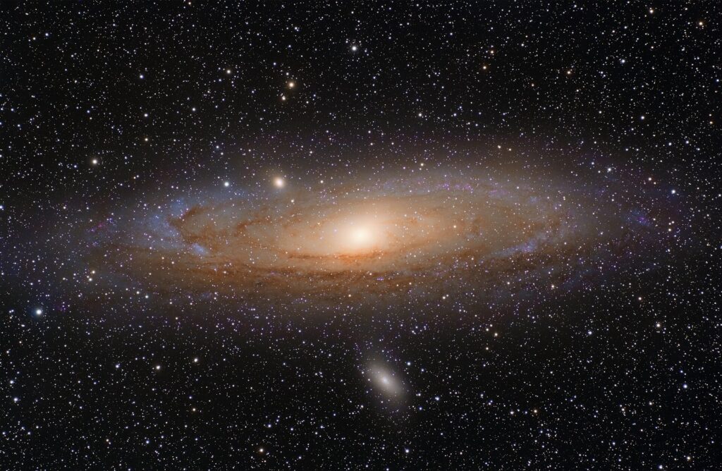 Óvalo luminoso de la galaxia de Andrómeda con su disco inclinado y el núcleo brillante en el centro