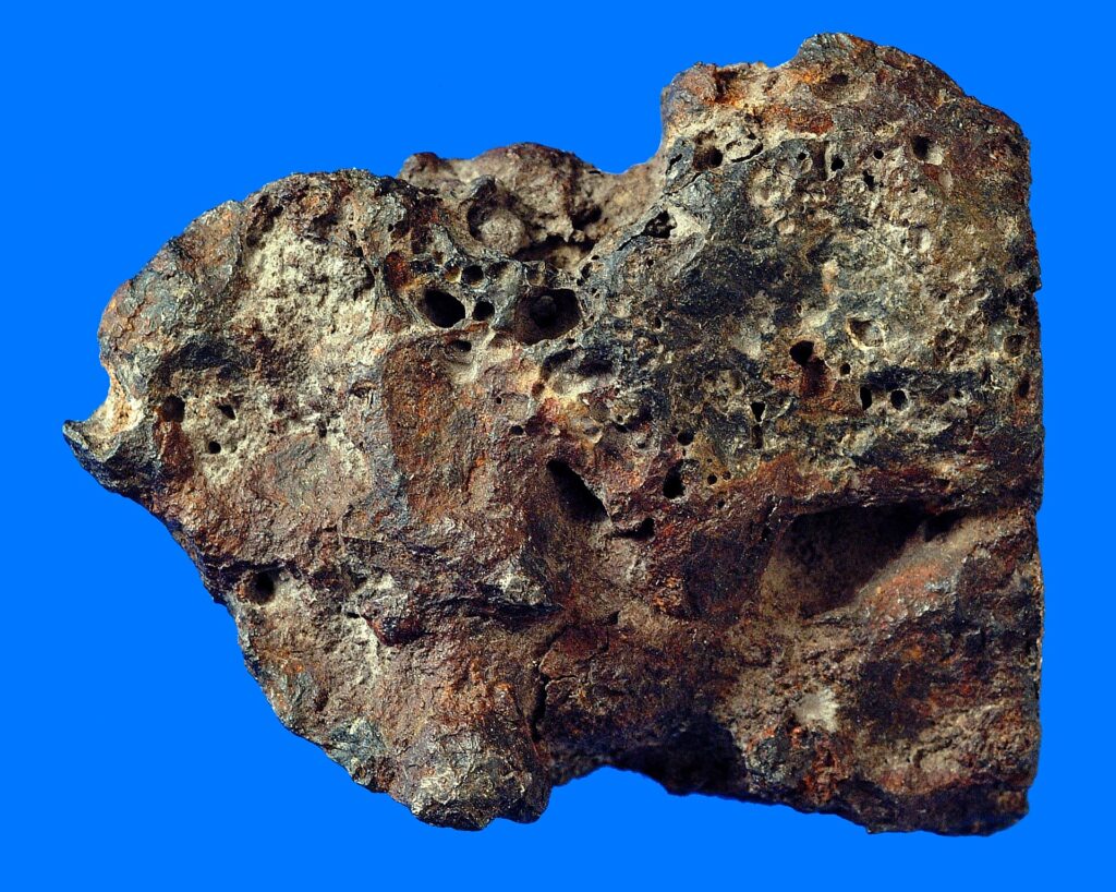 Corte pulido de un meteorito metálico con el entramado cristalino de hierro y níquel a la vista