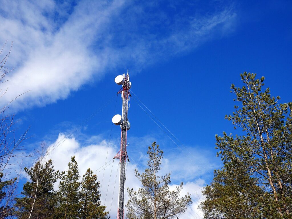 Torre de telefonía móvil con varios paneles de antenas montados en distintas alturas del mástil