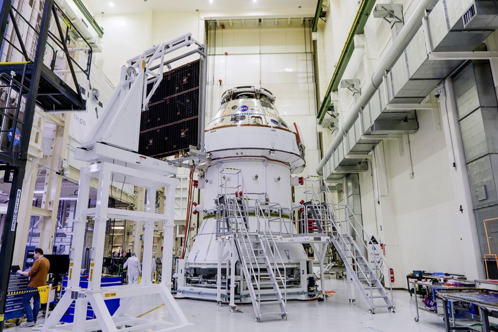 Paneles solares desplegados de una sonda interplanetaria durante las pruebas previas al lanzamiento