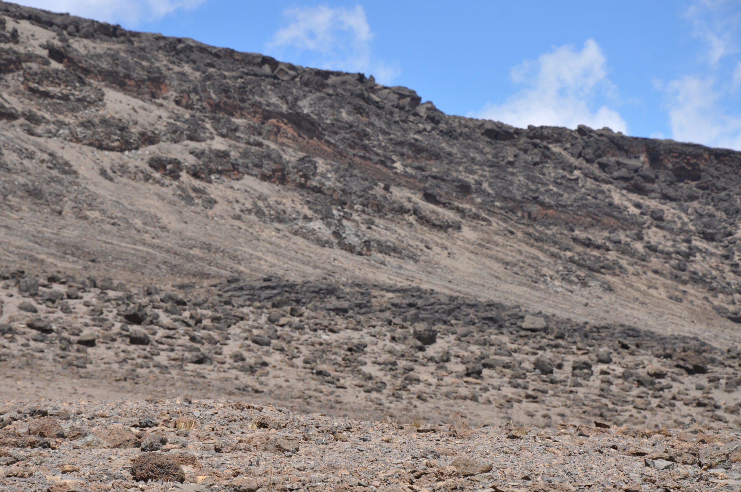 Paisaje marciano rojizo con el casquete polar helado visible en el horizonte lejano