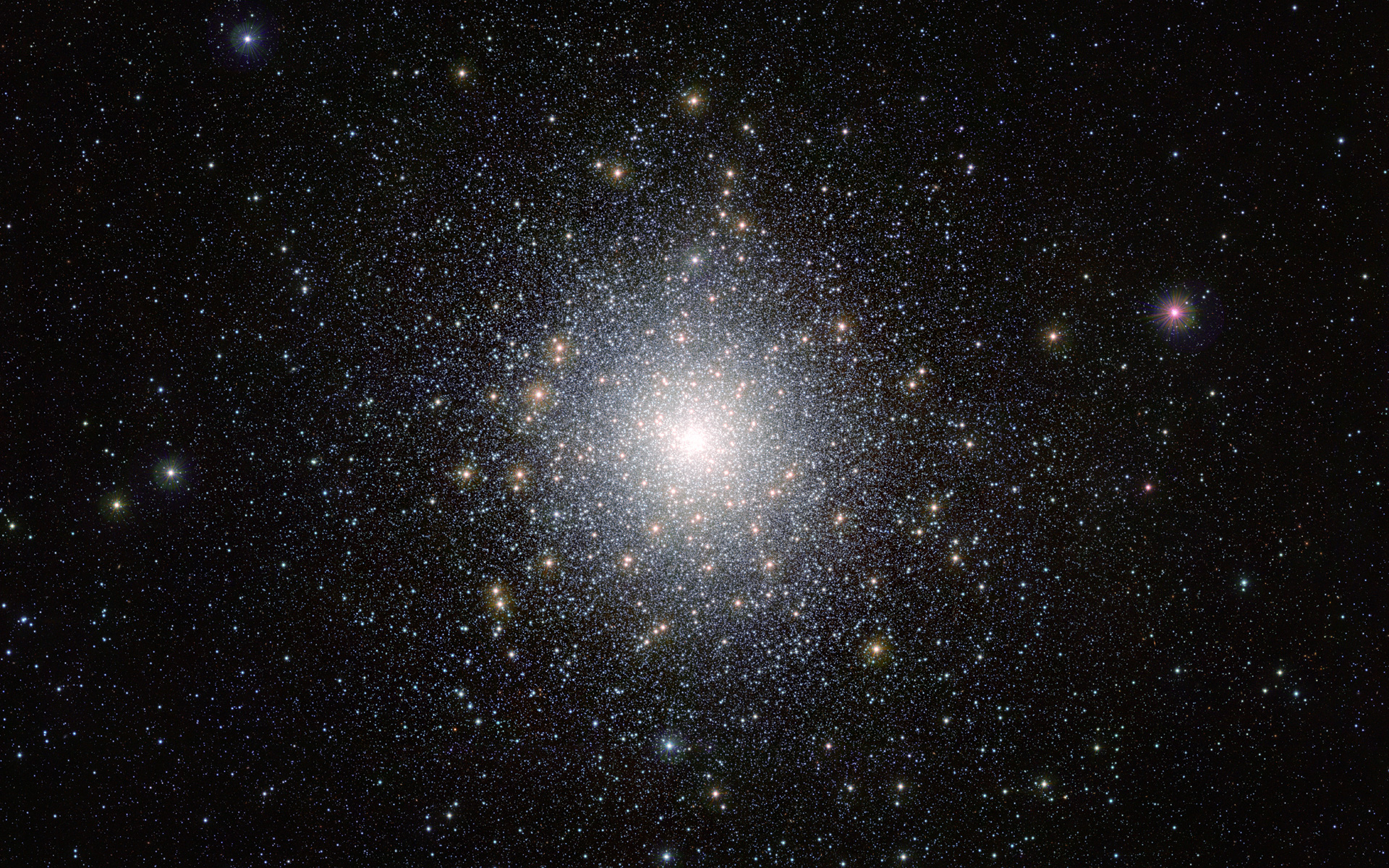 Cúmulo globular con miles de estrellas concentradas hacia un centro muy denso sobre fondo oscuro