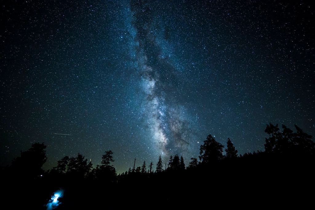 Mapa del cielo completo con la banda de la Vía Láctea marcada por millones de estrellas