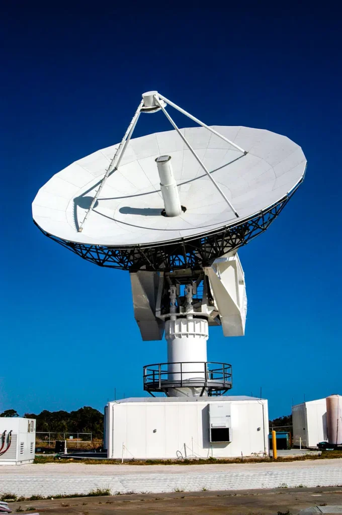 Antena de radar desplegada de una sonda espacial contra el fondo oscuro del espacio